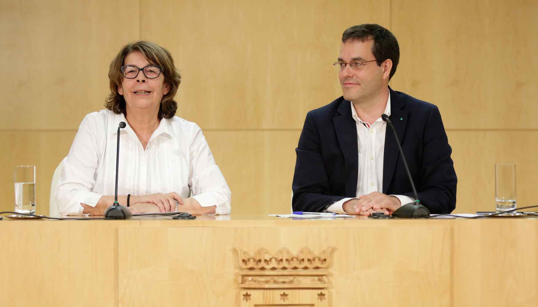 La delegada de Medio Ambiente y Movilidad en el Ayuntamiento de Madrid, Ins Sabans, y el concejal del PSOE, Chema Dvila...