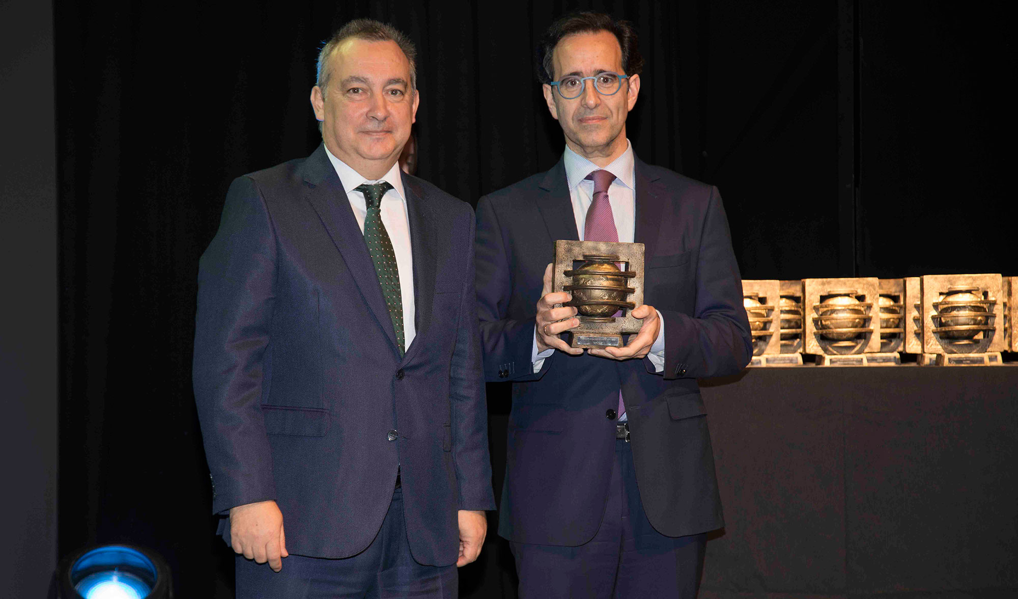 Mario Calle, Regional Finance Director Southern and Western Europe de Interoute (dcha) recibi el galardn de manos de Angel Hernndez...