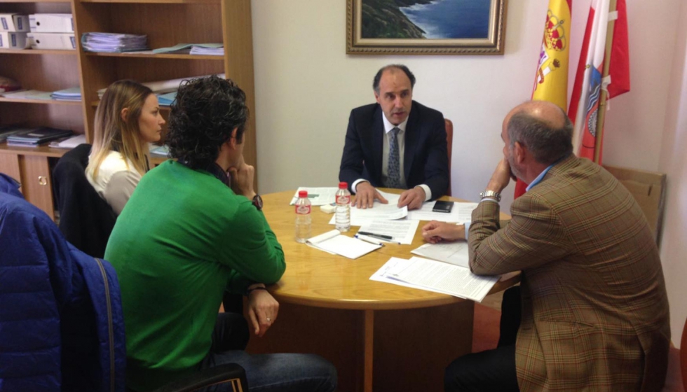 El diputado popular Ignacio Diego, reunido con el presidente de la Asociacion Regional de Empresarios de Estaciones de Servicio de Cantabria...