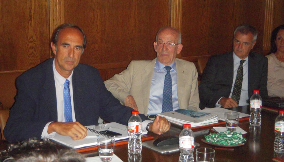 En el centro de la imagen el presidente de la Asociacin Provincial de Barcelona, Manuel Amado, en una fotografa de archivo...