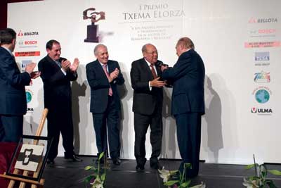 Jordi Pujol entrega el Primer Premio Txem Elorza a Ramn Pajares