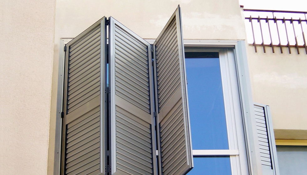 Sistemas de puertas y ventanas plegables Espo con mallorquinas de - Ventanas y Cerramientos