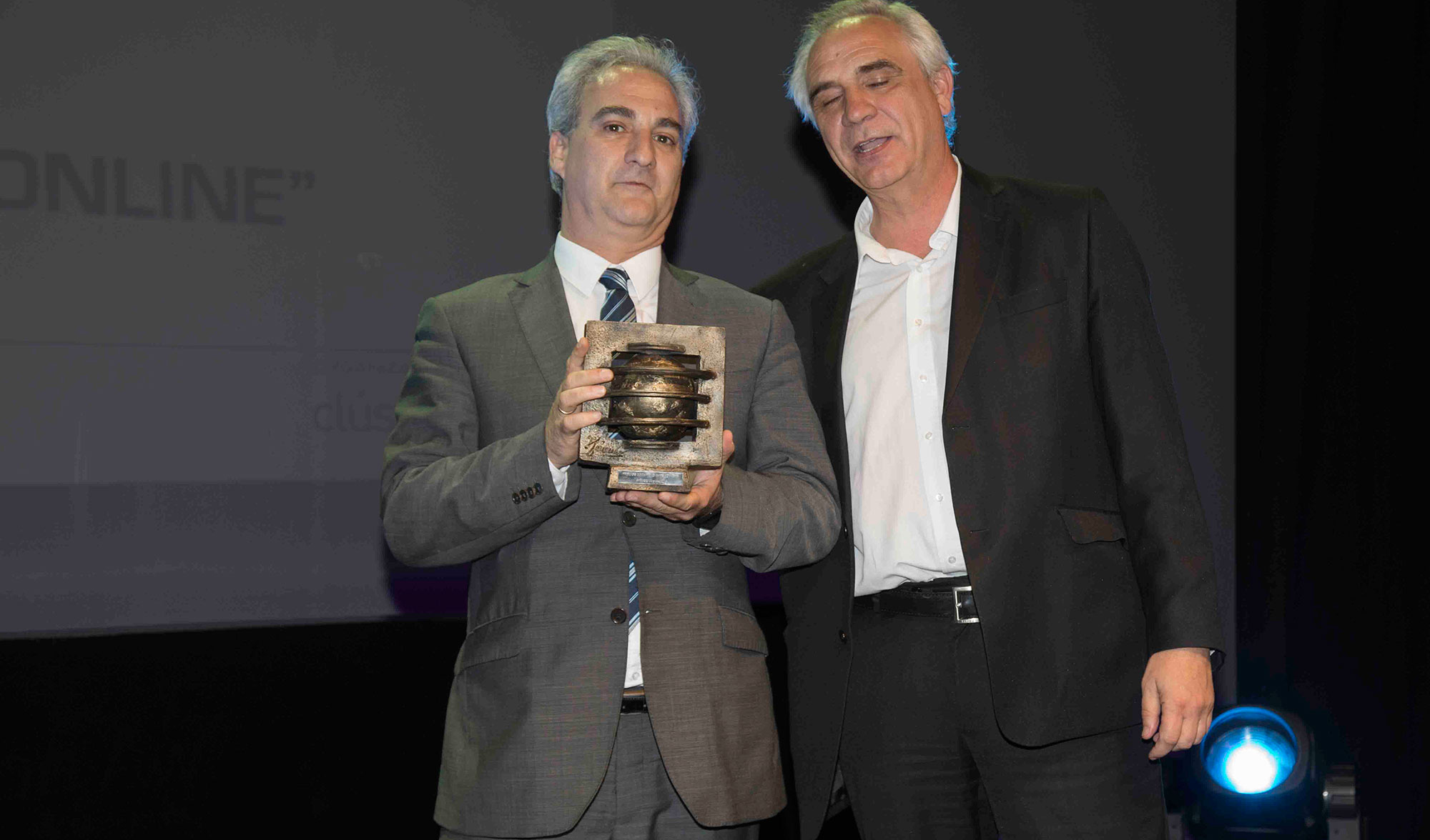 Jaime Roig, director Comercial de Deyde, recogiendo su premio de manos de Julio Collado, director de tecnologa de Prisa...