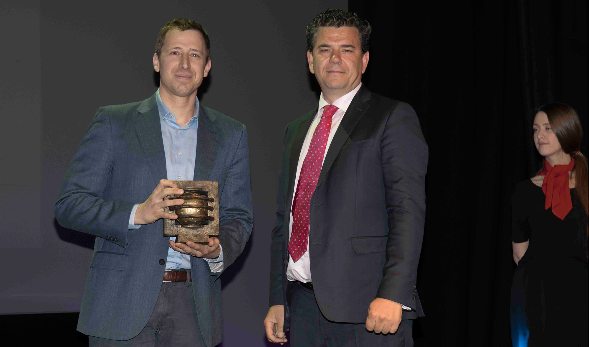 Samuel Marn, Big Data Marketing Manager de Microsoft recogi el galardn como ganador de mano de Francisco Verderas...