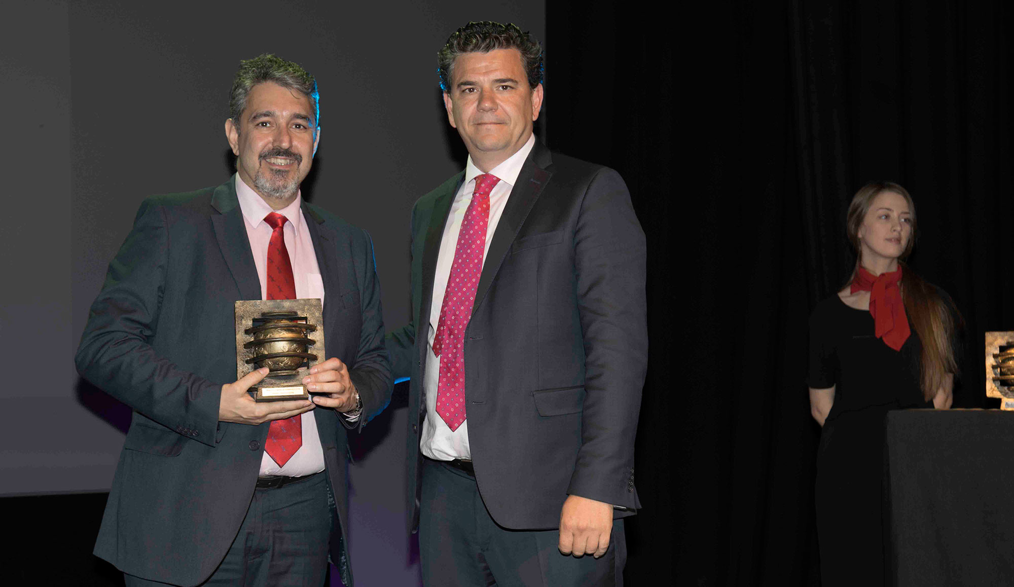 El Director Enterprise Services de T-Systems Ramn Martil fue el encargado de recoger el premio de mano de Francisco Verderas...