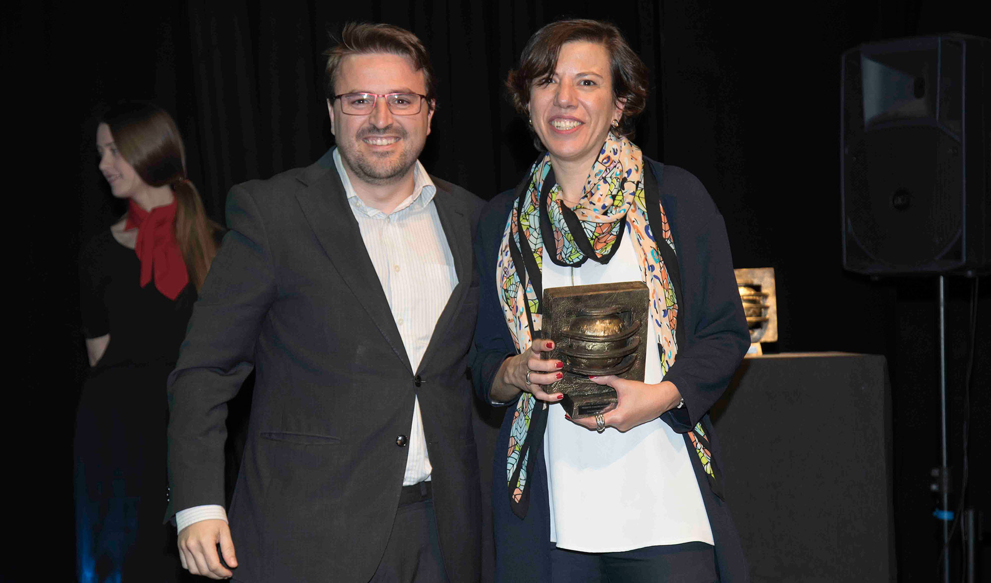 Ana Gobernado, directora de IBM Watson Customer Engagement en Espaa muestra su estatuilla de ganadora, junto a Francisco Javier Gonzlez...