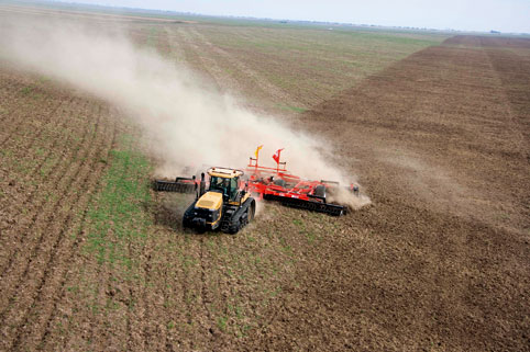 El tractor de orugas de goma Agco Challenger MT875B trabaj una media de ms de 30 campos de ftbol por hora