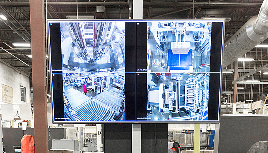 Grandes monitores de vdeo proporcionan a los operarios de final de lnea de la instalacin de Mitchel-Lincoln en Saint-Laurent una visin clara de...