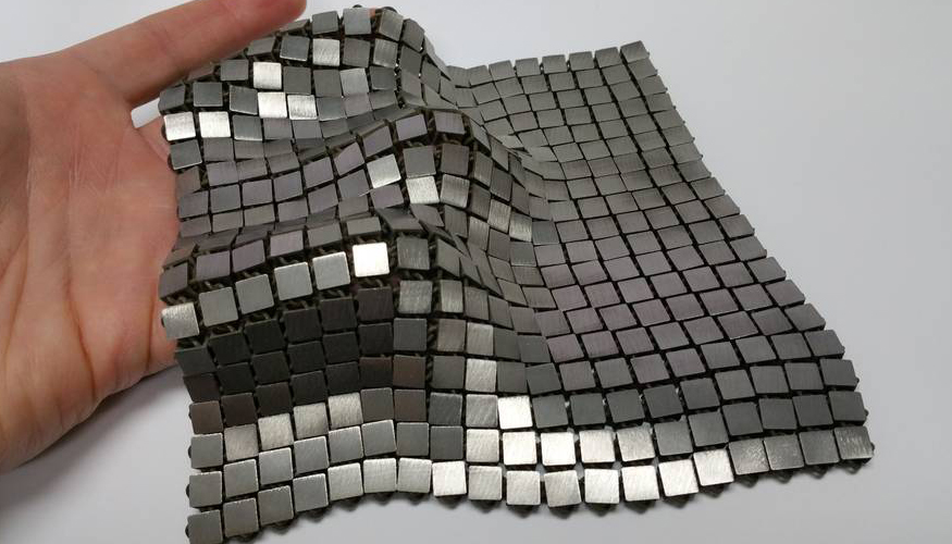 Este tejido espacial metlico se cre utilizando tcnicas de impresin 3D que aaden funcionalidades diferentes a cada lado del material...
