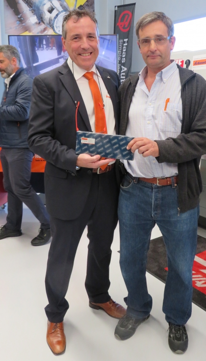Carlos Otalora (izda.), Tcnico Comercial de Hoffmann Group, entrega el premio a Javier Beltrn de Heredia, de la empresa Aurrenak...