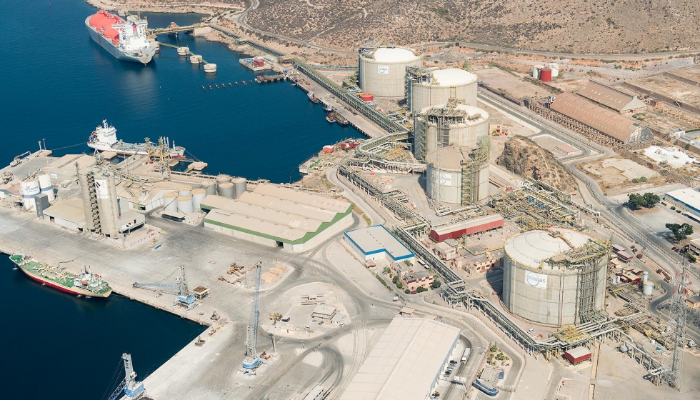 Vista area de la regasificadora de Enagas del puerto de Cartagena, Murcia