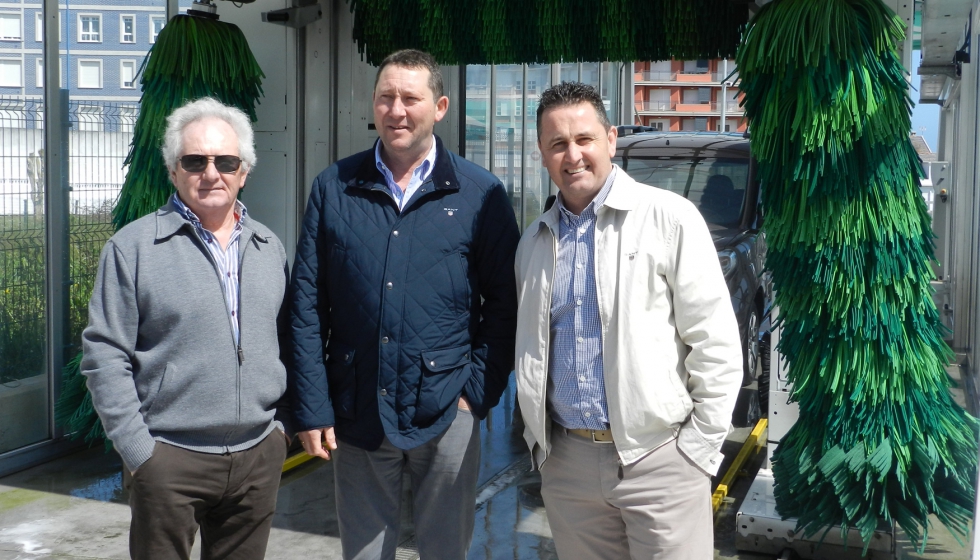 Pablo Garca, propietario de la estacin de servicio Las Olas, flanqueado por Manuel Ladeiras (padre e hijo), de Equipamientos Landeiras...