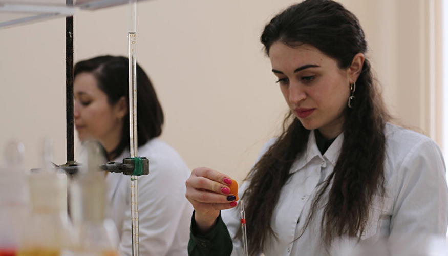 Estudiantes en el laboratorio de polmeros avanzados de la Universidad Estatal rusa de Cabardino-Balkaria...