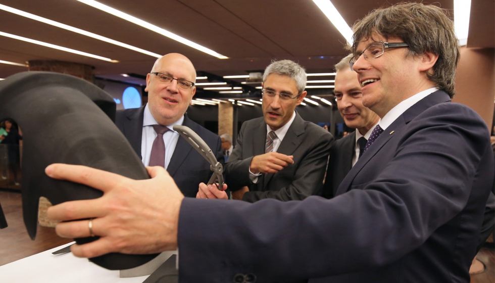 A la derecha, el president Puigdemont durante la presentacin del Global 3D Printing Hub. Le acompaan, de izq. a dcha...