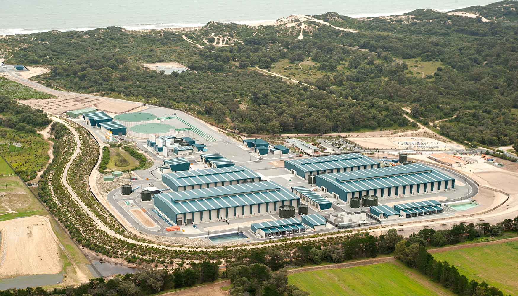 Vista area de las instalaciones de Southern Seawater Desalination Plant