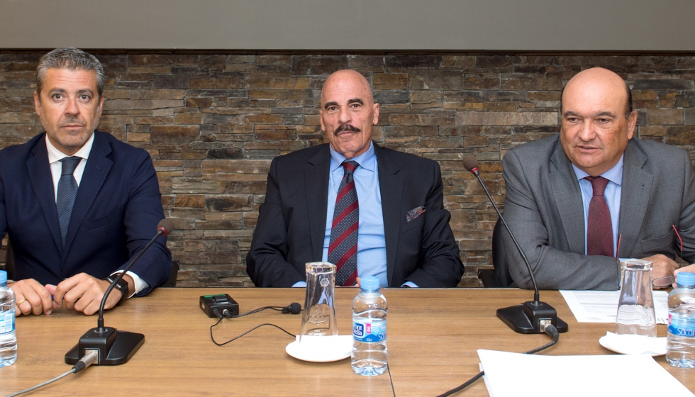 En la imagen, de izquierda a derecha, el nuevo presidente de Aeescam, Ignacio Arellano Lpez; el presidente saliente, Carlos Lpez...