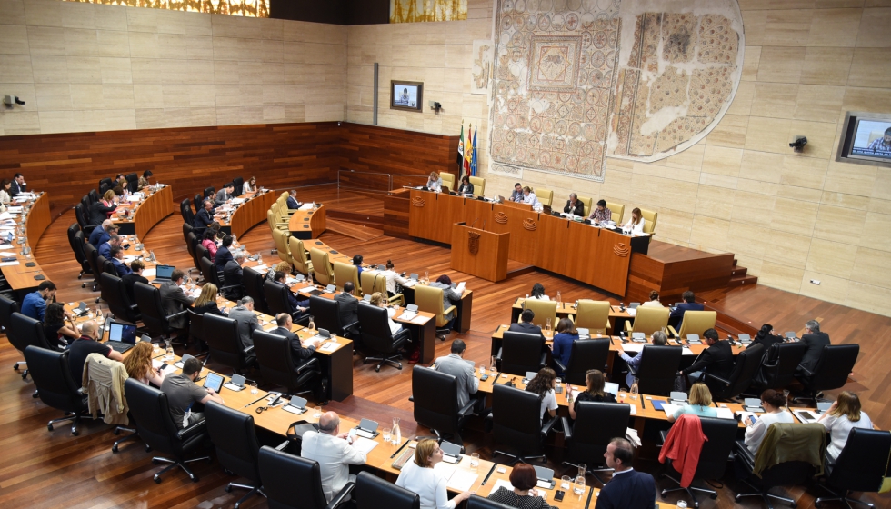 Imagen de la sesin plenaria de la Asamblea de Extremadura celebrada el 4 de mayo