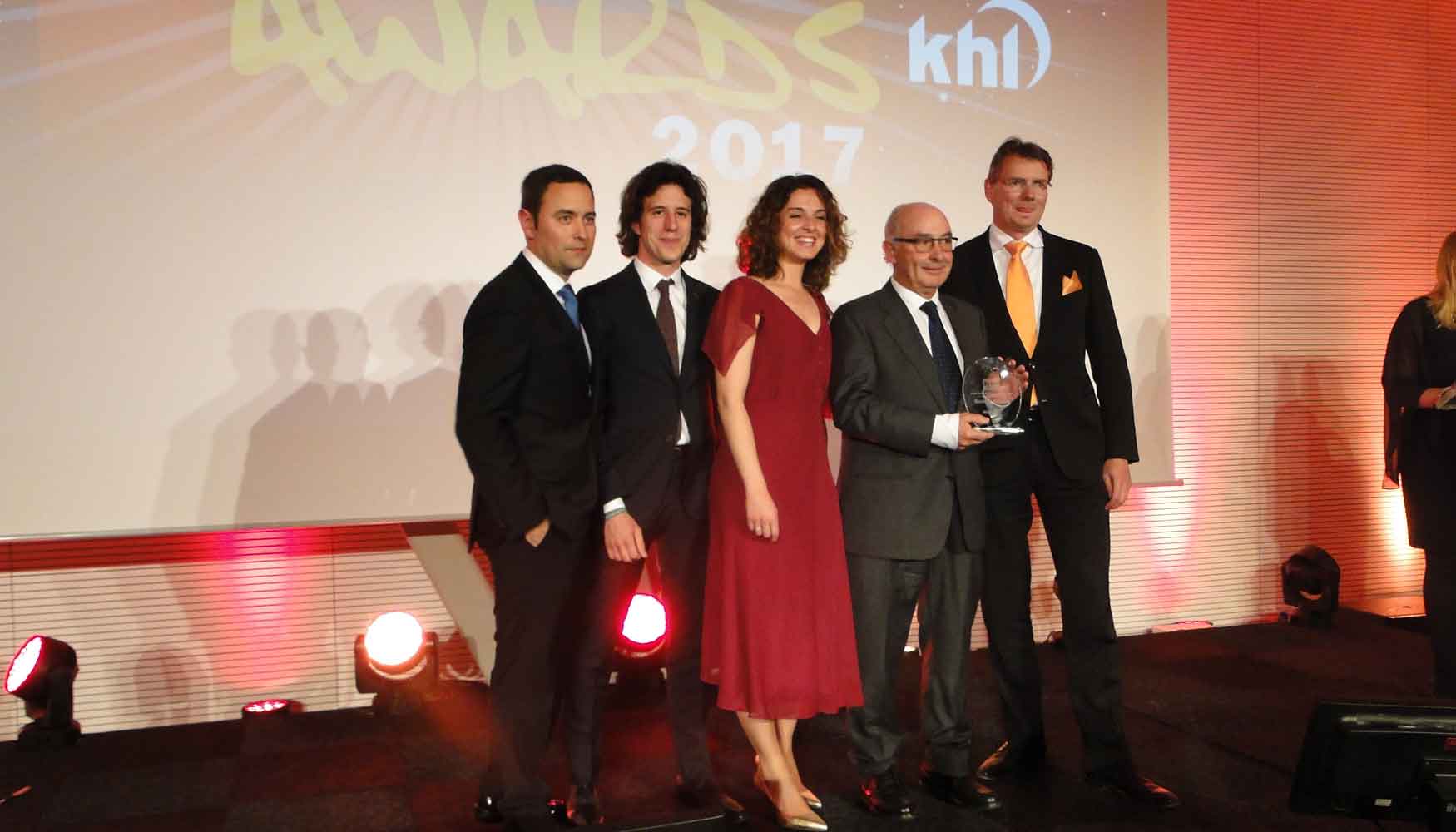 Momento de la entrega a Gmez Oviedo del Premio a la mejor pyme europea del alquiler en el ao 2017
