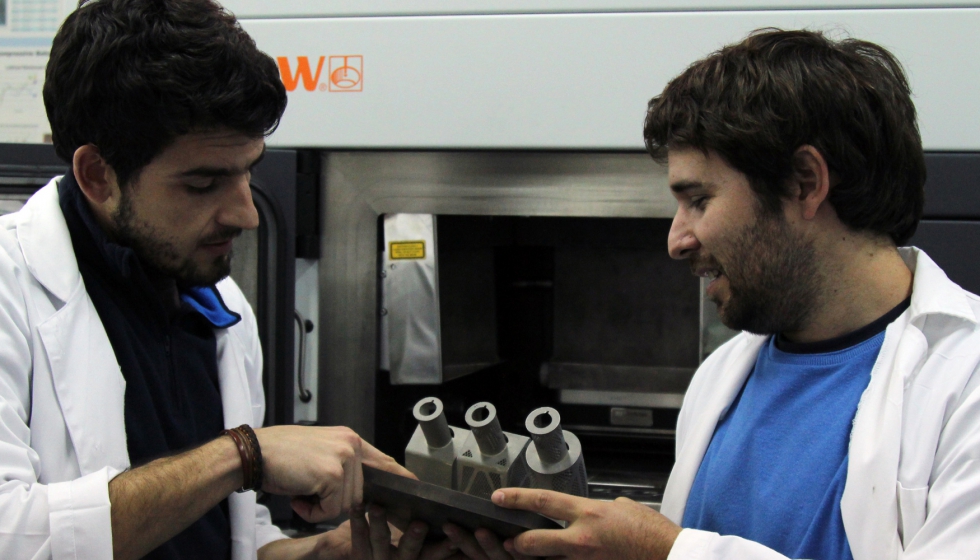 Dos ingenieros de Fada-Catec con una pieza fabricada en fabricacin aditiva