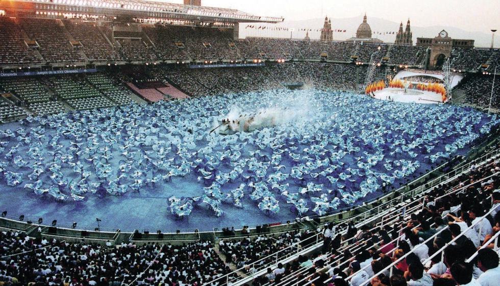 Un momento de la inauguracin de los Juegos Olmpicos de Barcelona, con el tejido screen que cubri el csped y toda la pista...