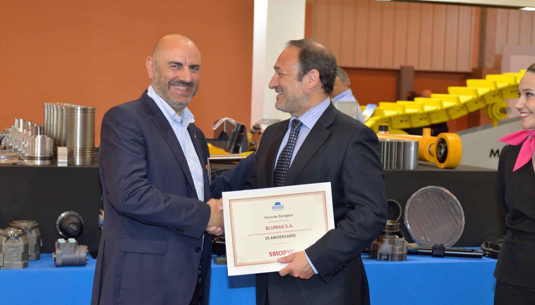 Vicente Ballester, gerente de Blumaq (izquierda), recibe de manos de Alberto J...