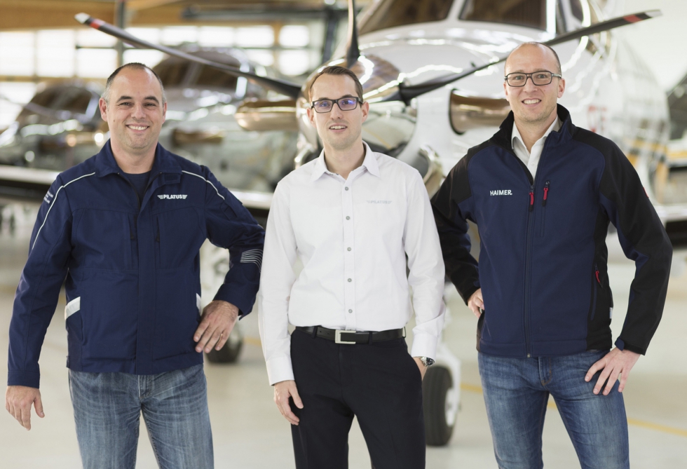 Patrik Odermatt (izquierda) y Walter Duss (centro) del fabricante de aviones Pilatus junto con Tobias Vlker...