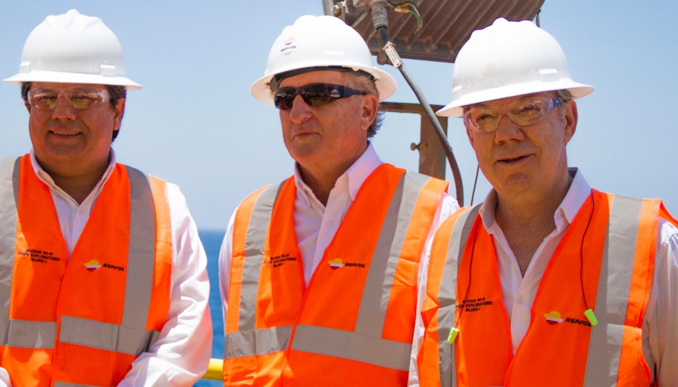 El presidente de Colombia, Juan Manuel Santos, junto al presidente de Repsol, Antonio Brufau, y al ministro de Minas y Energ�a colombiano...