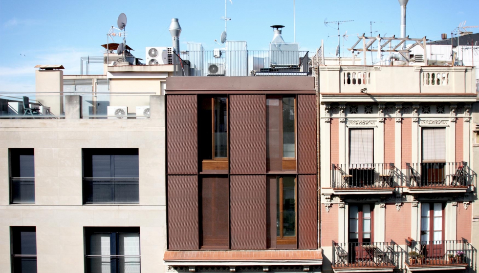 Un ático nuevo construido sobre un edificio antiguo en el Eixample de  Barcelona - Ventanas y Cerramientos