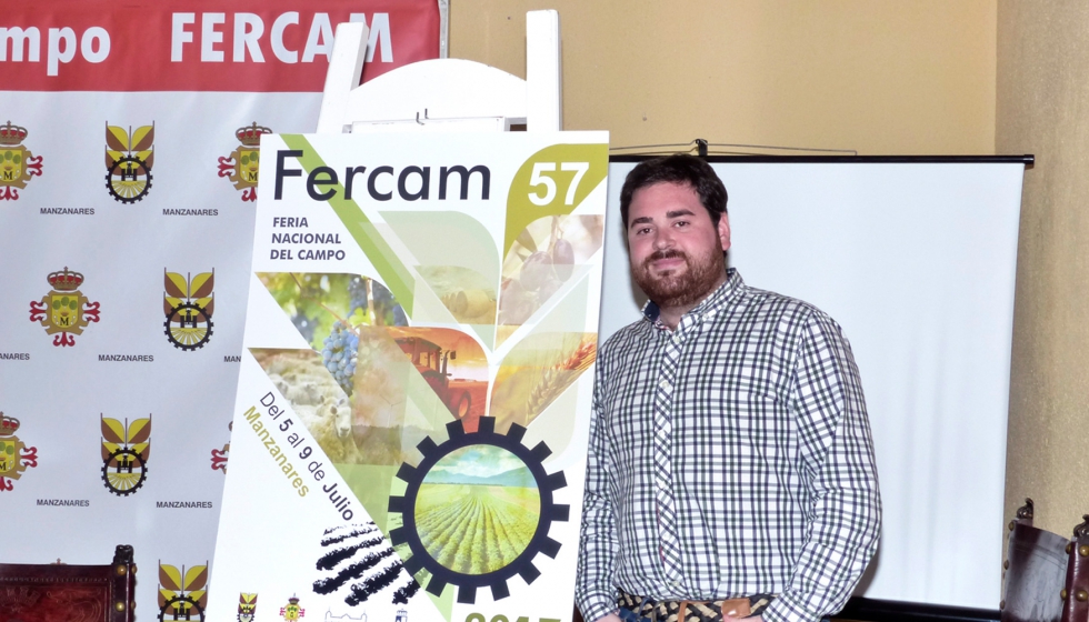 Pablo Camacho junto al cartel anunciador de Fercam 2017. Foto: Jos A. Romero