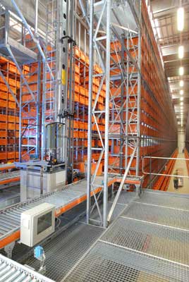 SSI Schfer ha equipado la instalacin con ocho pasillos de estanteras para cajas y cubetas servidos por Miniloads