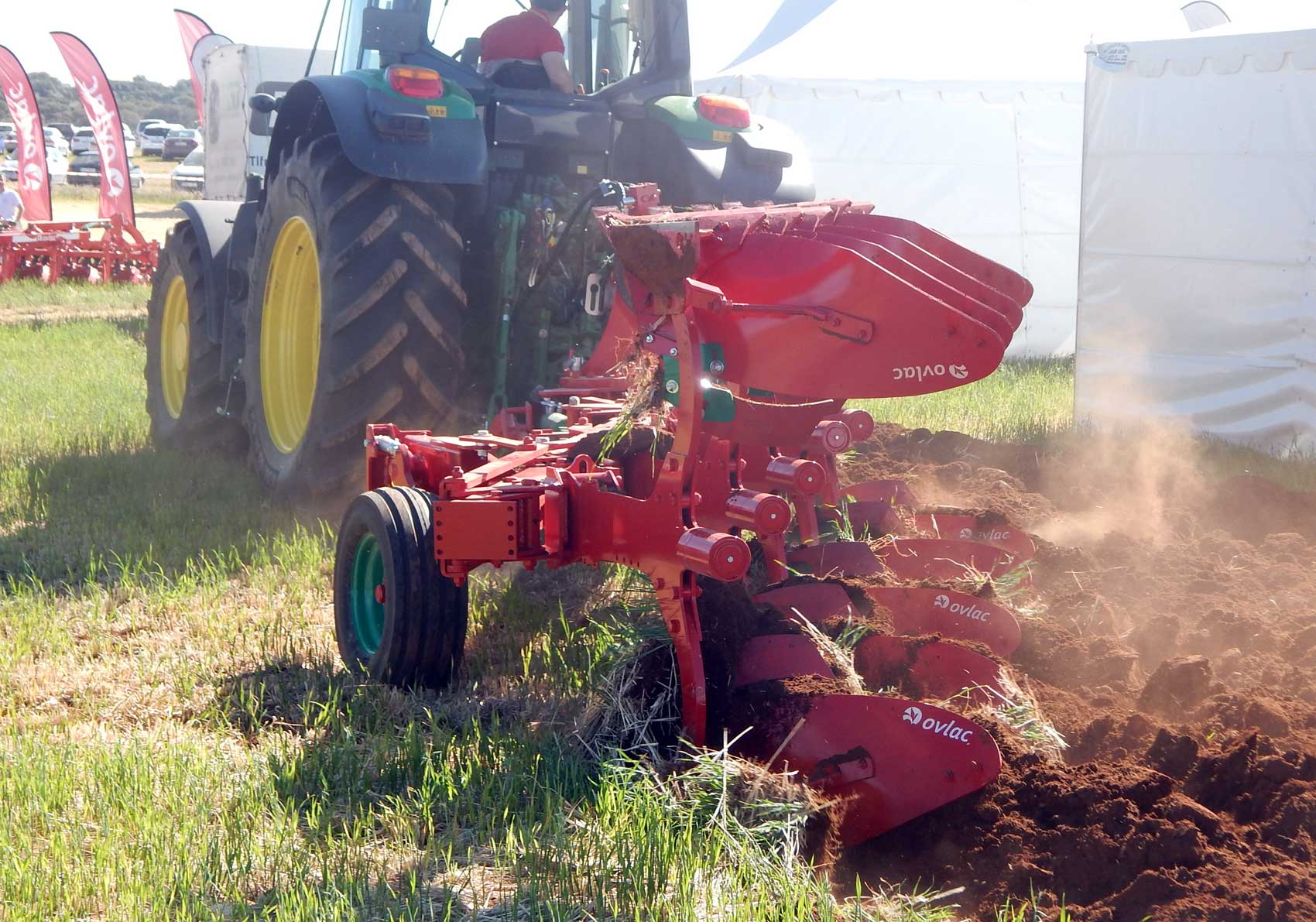 Espectacular trabajo del arado reversible de Ovlac en tierras manchegas durante Demoagro 2017