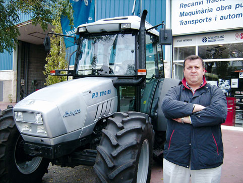 Miguel ngel Menndez, director de marketing de Same Deutz Fahr Ibrcia, frente al nuevo modelo de tractor R3 Evo 85