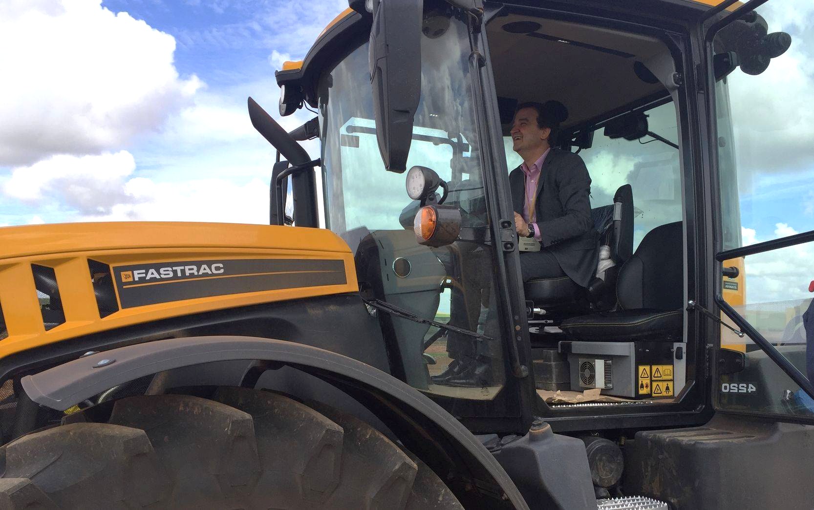 El consejero de Agricultura de Castilla-La Mancha, Francisco Martnez Arroyo, se puso al volante del Fastrac en Dmeoagro...