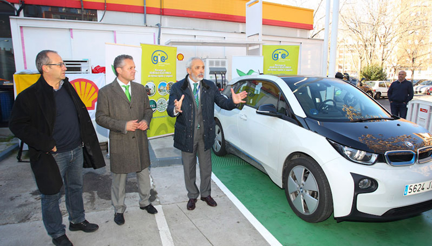 El pasado mes de diciembre Shell inaugur en una de sus estaciones de servicio de Madrid un punto de recarga rpida para coches elctricos...