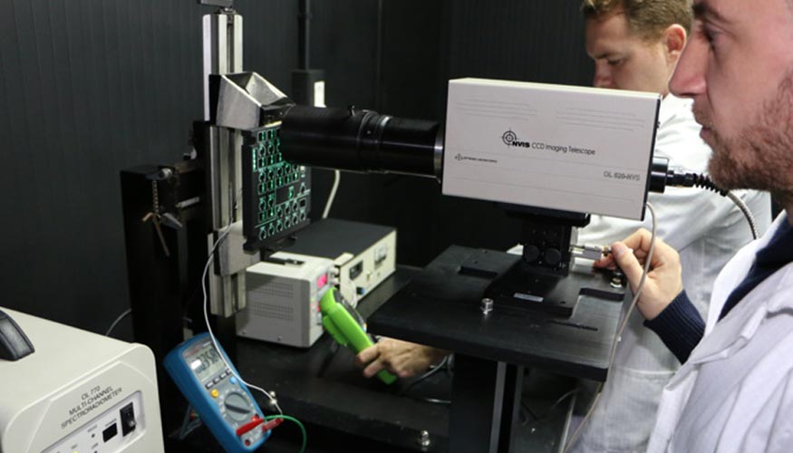 Ingenieros de Grabysur durante las pruebas de visin nocturna de sus productos en el laboratorio