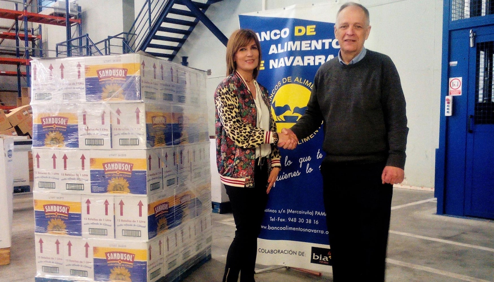 Gregorio Yoldi, presidente del Banco de Alimentos de Navarra, junto a Laura Sanda, gerente de Aceites Sanda