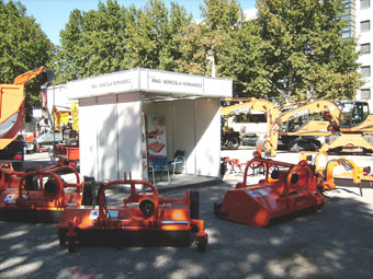 Fernndez agricultural machinery exhibited in your stand crushers, desbrozadoras interrboles and rakes hileradores for branch, among other machines...