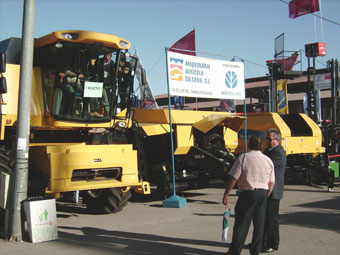 Solsona agricultural machinery showed different patterns of harvesters and packing of signing New Holland