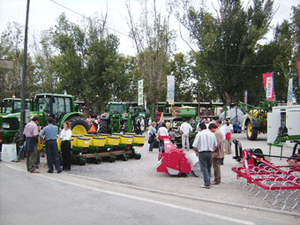 El pblico asistente a la feria pudo conocer de primera mano las prestaciones de la gama de tractores John Deere expuesta en el stand de Vicens...