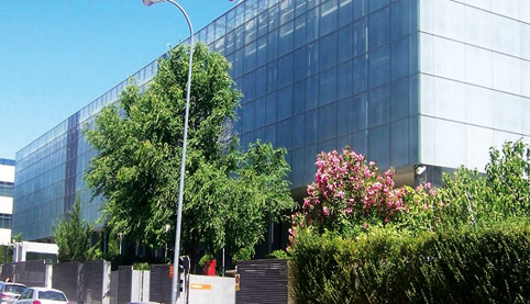 El edificio est� situado en la calle de Valgrande, en el pol�gono industrial de Alcobendas (Madrid)