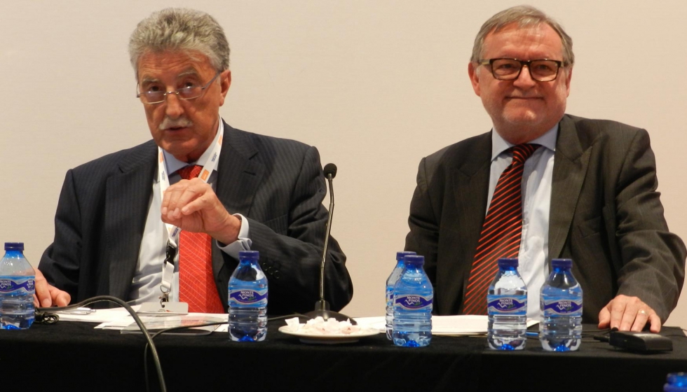 El presidente de Andece, Manuel Aguado (izquierda) y el presidente de CSCAE, Jordi Ludevid i Anglada, en un momento de su ponencia...