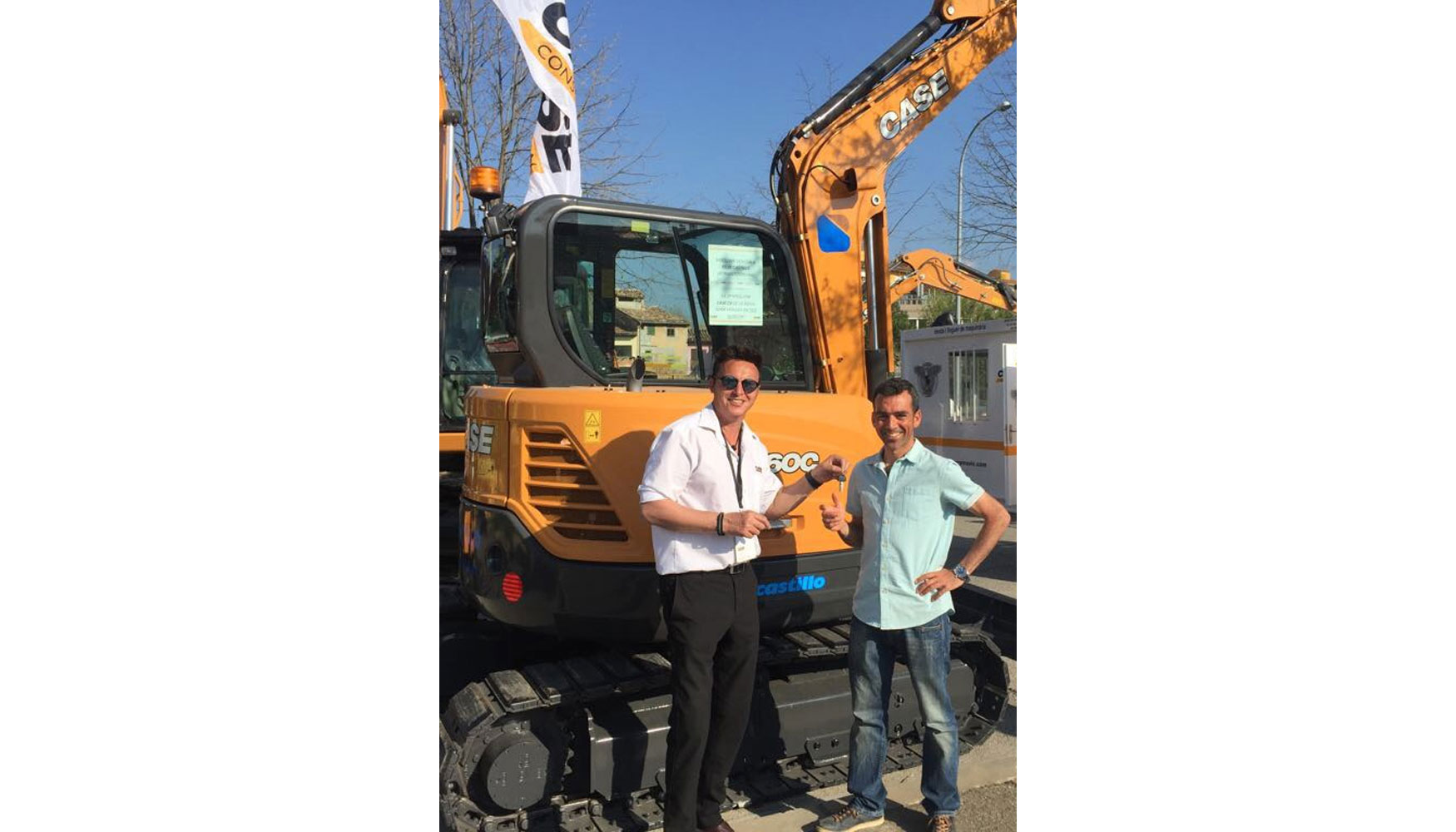 Sisco Caracuel, director comercial de Reymavic, entrega las llaves de la CX60C a Felix Castillo, gerente de Excavaciones F. Castillo...