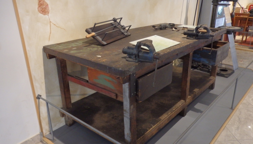 Mesa de trabajo donde empezaron a trabajar los hermanos Boada, una de las piezas del museo de herramientas de construccin de la firma...