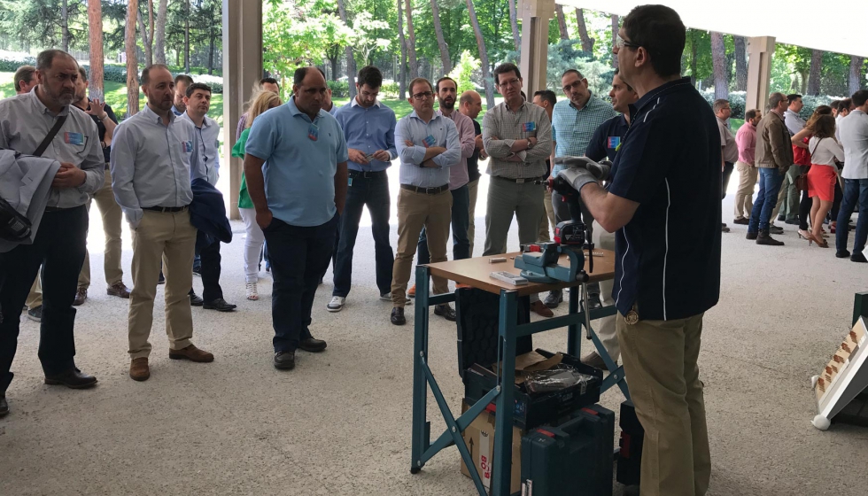 Los asistentes, atentos a las demostraciones en directo de las herramientas elctricas del Grupo Bosch