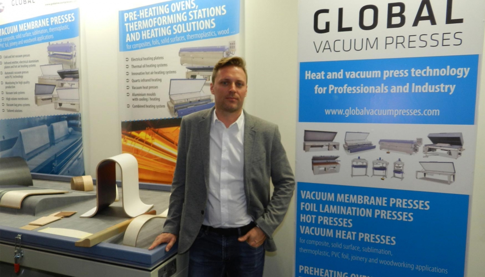 Florian Walter, Marketing Manager de Global Vacuum Presses, en su stand de Ligna