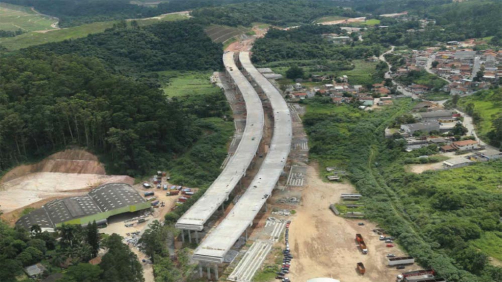 Foto 1: Vista a�rea del viaducto OAE.469, en mata atl�ntica