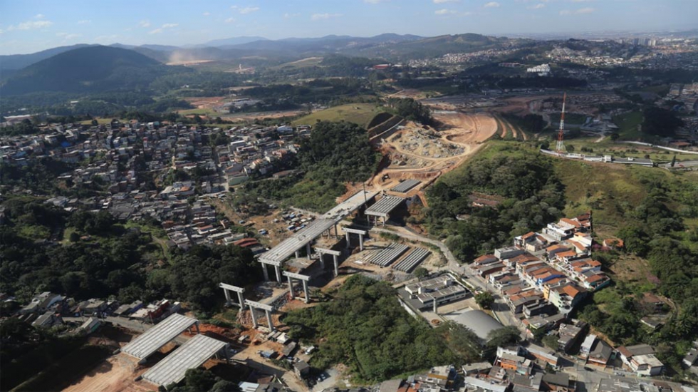 Foto 2: Invasi�n de viviendas pr�ximas a las estructuras