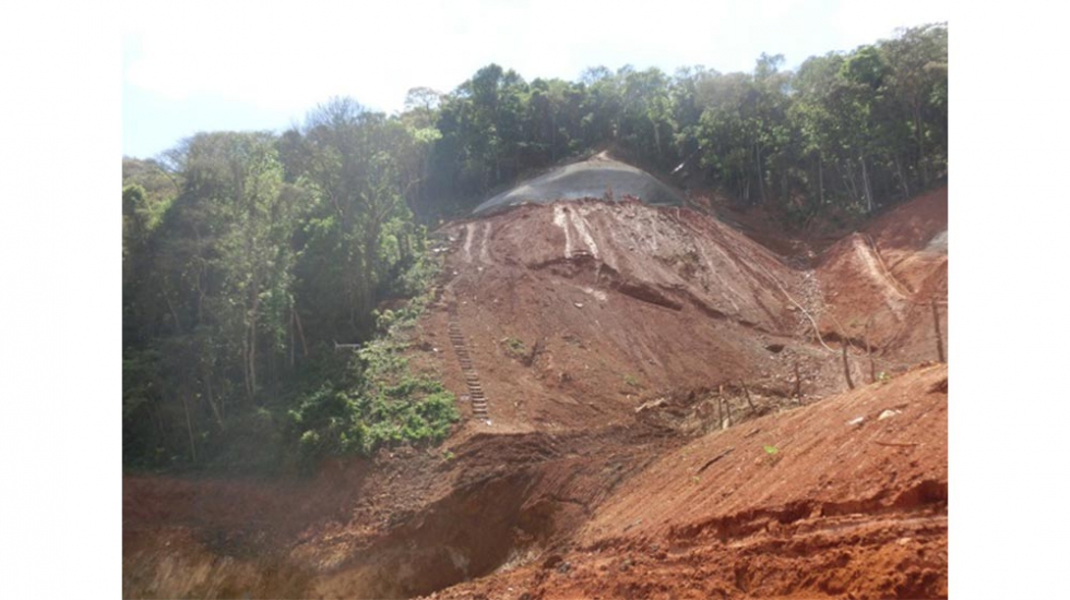 Foto 4: Presencia de 'morros' en emboquille Oeste del t�nel 401. Inicio de emboquille
