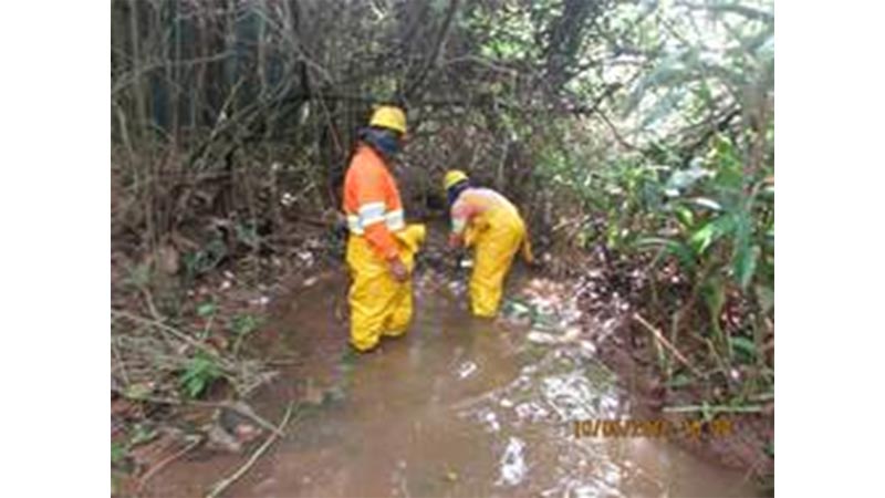 Foto 8: Limpieza y succi�n de lodos en �reas pr�ximas a viviendas