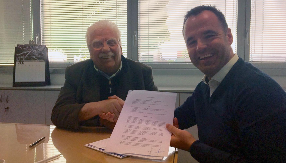 A la izquierda, Fortunato Vianello, CEO de Forel, y Gonzalo Martnez, CEO de Solutec Glass, firman el acuerdo de colaboracin alcanzado recientemente...